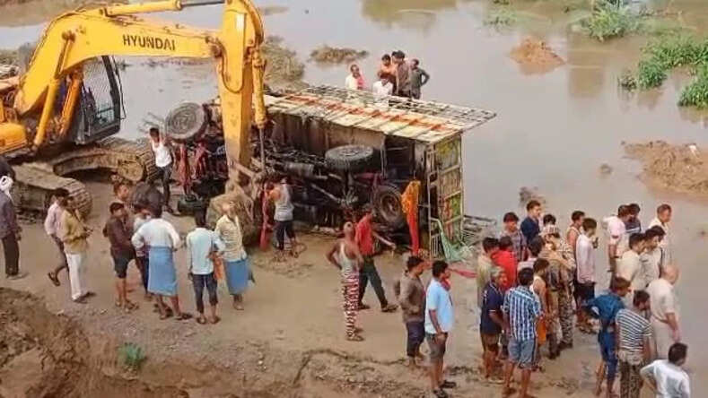 Datia News: मध्य प्रदेश के दतिया में नदी में पलटी DCM, 5 लोगों की मौत, रेस्क्यू ऑपरेशन जारी