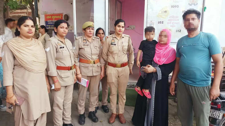  सीएम योगी के मिशन शक्ति अभियान के तहत पुलिस ने भटके लोगों को परिजनों से मिलवाया