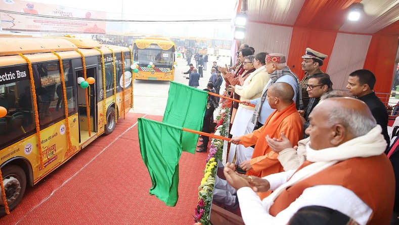 UP News: योगी ने अयोध्या में 50 इलेक्ट्रिक बस को दिखाई हरी झंडी, Digital Tourist App की शुरुआत की