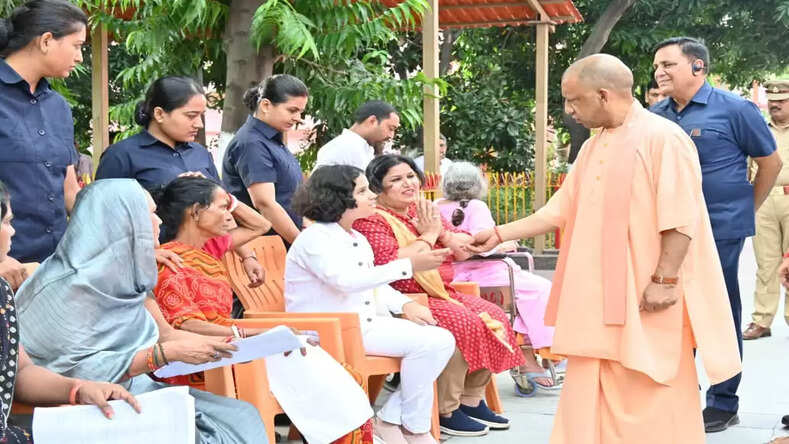 जनता दर्शन में बोले सीएम योगी: जन समस्याओं का समाधान है सरकार की पहली जिम्मेदारी