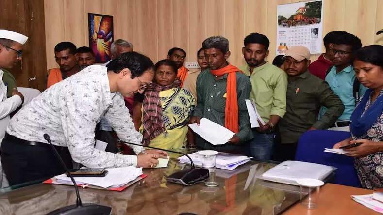 कलेक्टर ने जनदर्शन में संवेदनशीलतापूर्वक सुनी आमजनों की समस्याएं