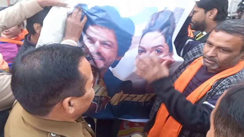 Pathan: आगरा में फिल्म 'पठान' को लेकर शुरू हुआ उग्र प्रदर्शन, शाहरुख खान-दीपिका पादुकोण का फूंका गया पुतला