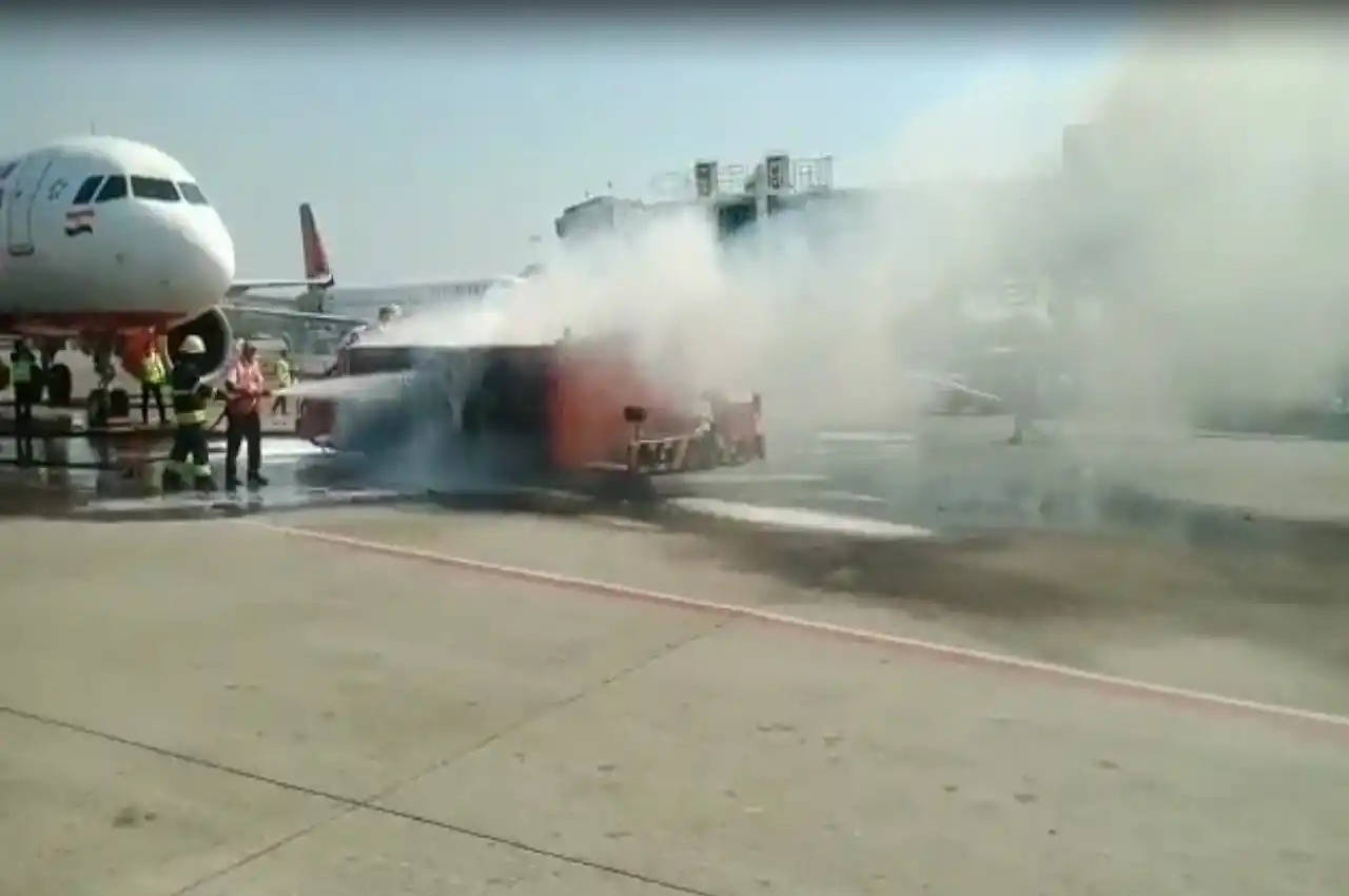 Mumbai हवाई अड्डे पर टोइंग वाहन में लगी आग, विमान को कोई नुकसान नहीं