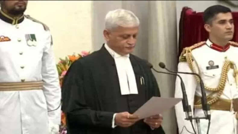  देश के 49वें न्यायाधीश बन यू यू ललित, राष्ट्रपति द्रौपदी मुर्मू ने दिलाई शपथ