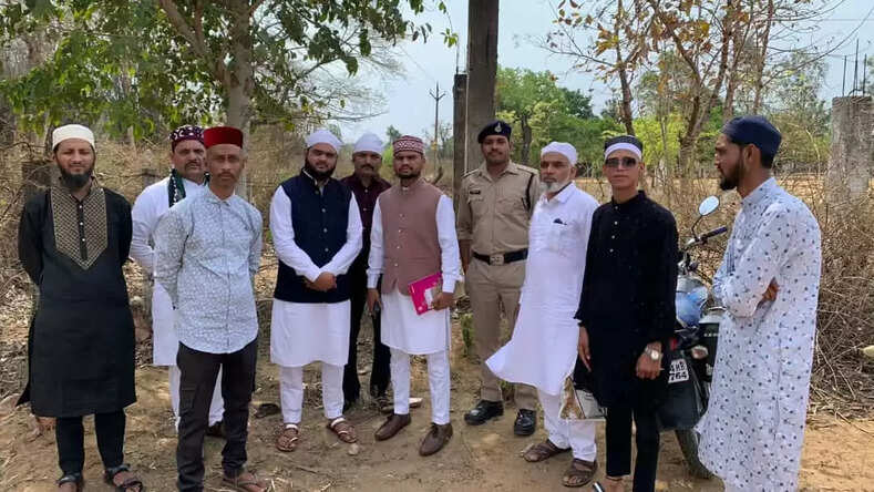 मोहब्बत और भाईचारे के साथ मनाई ईद, देश की खुशहाली व तरक्की के लिए मांगी दुआ