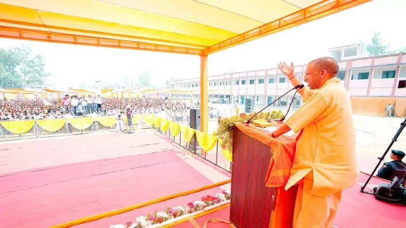 Jaunpur: सीएम योगी ने की जौनपुर में चुनावी जनसभा, कहा- सपा की रैलियों में भगदड़-मारपीट अराजकता का प्रतीक