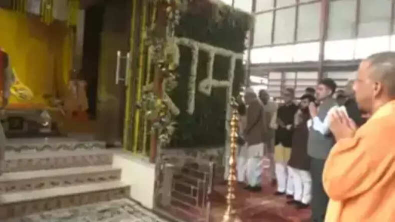 UP: सीएम आदित्यनाथ पहुंचे अयोध्या, राम लला के दर्शन कर उतारी आरती, व्यवस्थाओ का लिया जायजा