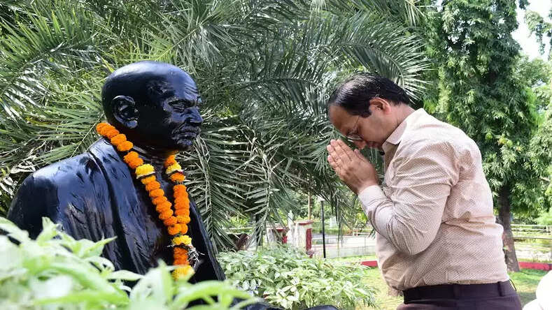 कलेक्टर ने राष्ट्रपिता महात्मा गांधी एवं देश के पूर्व प्रधानमंत्री भारत रत्न श्री लालबहादुर शास्त्री की जयंती के अवसर पर माल्यार्पण कर उन्हें नमन किया
