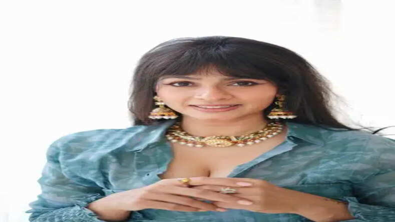  तानिशा के फ्रेंच बैंग्स ने एथनिक लुक में जोड़ा मॉडर्न ग्लैमर