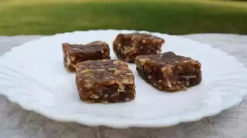 नवरात्रि व्रत में मीठा खाने का मन है, तो बनाएं खजूर की बर्फी #Recipe