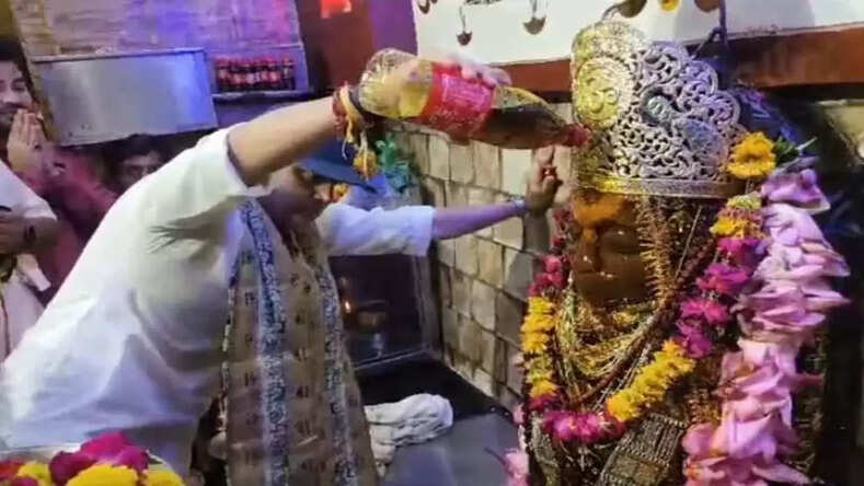 MP News: ज्योतिरादित्य सिंधिया ने भगवान शनिदेव का तेलाभिषेक कर की पूजा-अर्चना