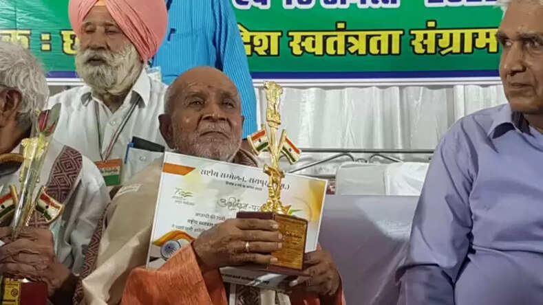 स्वतंत्रता सेनानियों को सरकारी कार्यालयों में मिलेगा पूरा मान सम्मान -एसडीएम
