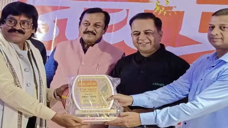 लोक कला, पर्यावरण संरक्षण एवं समाज सेवा, नशा मुक्ति के क्षेत्र में उत्कृष्ट कार्य के लिए डॉ. पुरुषोत्तम चंद्राकर का सम्मान