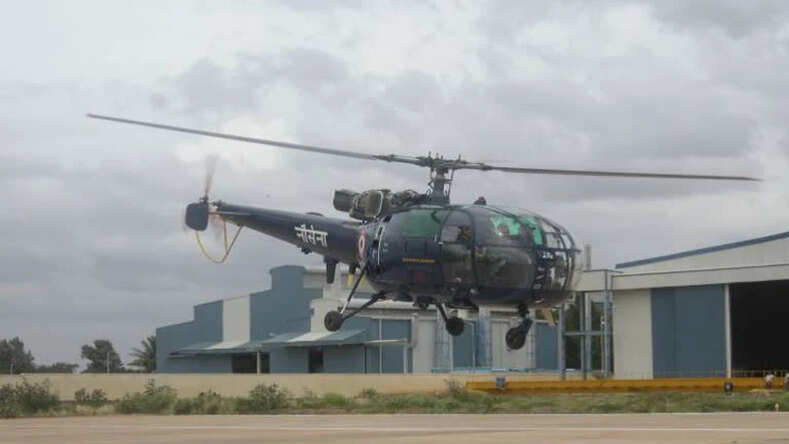 Navy Helicopter Crashes in Kochi: नौसेना का कोच्चि में हेलीकॉप्टर दुर्घटनाग्रस्त, एक अफसर की मौत