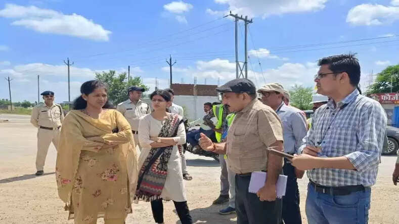 Rewa News: कलेक्टर प्रतिभा पाल ने सिलपरा- बेला सड़क निर्माण कार्य का किया निरीक्षण, कार्य को पूरा करने के दिये निर्देश