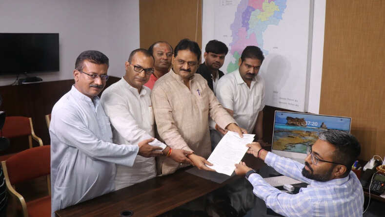 Chhattisgarh News: छत्तीसगढ़ में कांग्रेस पहुंची चुनाव आयोग, अमित शाह पर लगाए हेट स्पीच के आरोप