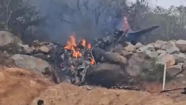 तेलंगाना में भारतीय वायुसेना का ट्रेनी एयरक्राफ्ट क्रैश, दो पायलटों की गई जान