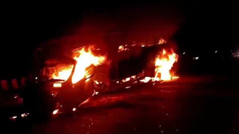 झांसी-कानपुर राजमार्ग पर बड़ा कार हादसा, दूल्हे समेत 4 जिंदा जले