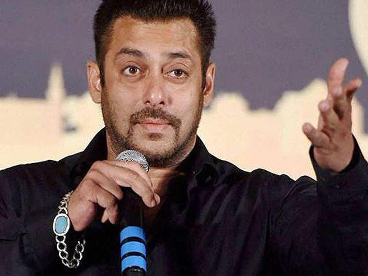 Salman Khan Bracelet: सलमान खान ने किया खुलासा कलाई पर ये नीले रंग का ब्रेसलेट क्यों पहनते हैं, सलमान खान ने खुद खोला चौंकाने वाला राज