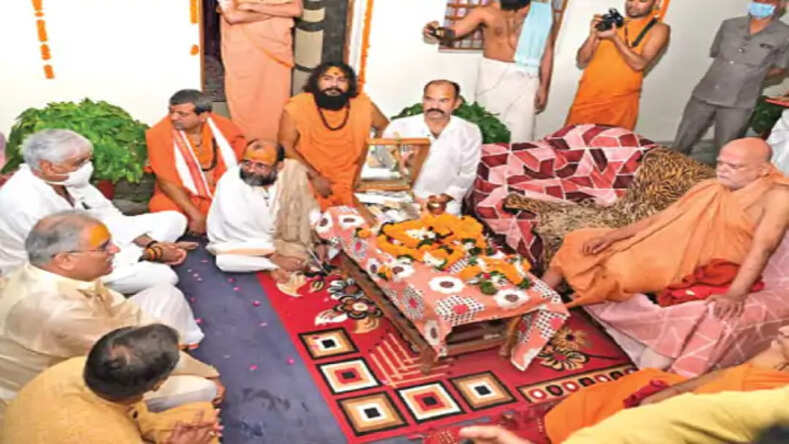 जगदगुरु शंकराचार्य का आशीर्वाद लेने पहुंचे सीएम भूपेश बघेल और स्वास्थ्य मंत्री टीएस सिंहदेव