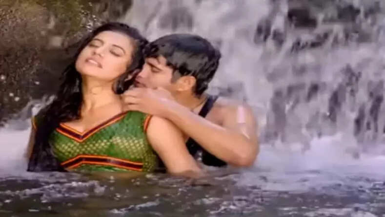 एक्ट्रेस अक्षरा सिंह ने अपने बेहद बोल्ड डांस वीडियो से उड़ा दिया गर्दा, पहले नहीं देखा होगा ऐसा अंदाज