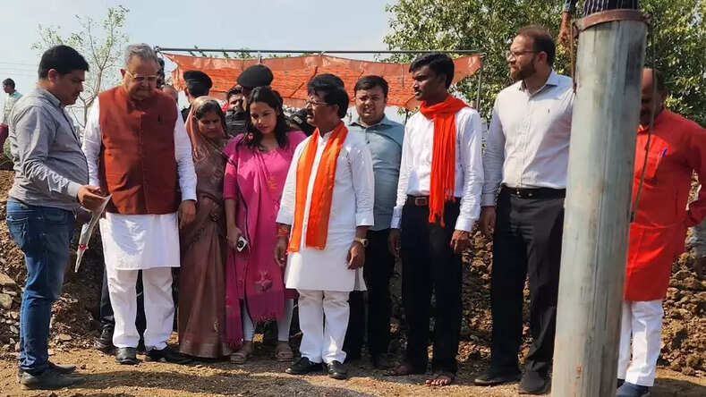 CG : ग्राम टेड़ेसरा में सुशासन तिहार अंतर्गत समाधान शिविर में विधानसभा अध्यक्ष ने अभिनव तकनीकी मॉडल जल संवर्धन संरचना का किया निरीक्षण