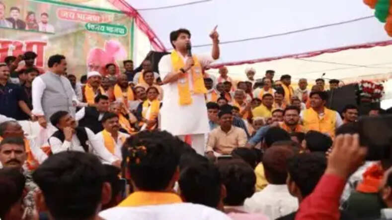 MP News: केंद्रीय मंत्री सिंधिया लाड़ली बहना से मिलकर हुए भावुक, बोले- कमलनाथ ने लगाया था ट्रांसफर उद्योग
