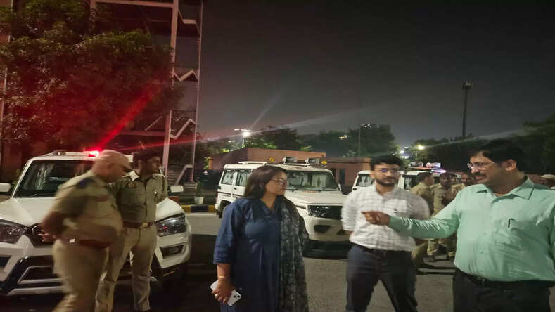 Gautam Buddha Nagar News: ओवर लोड संचालित वाहनों और खनन सामाग्री के अवैध परिवहन के विरुद्ध जिला प्रशासन ने की कार्यवाही