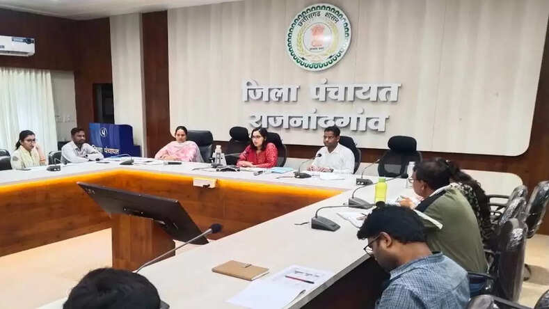 जिला पंचायत सीईओ ने विभिन्न विकास कार्यों की समीक्षा