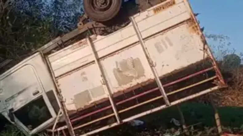 MP News: डिंडोरी में बड़ा सड़क हादसा, पिकअप पलटने से 14 लोगों की मौत
