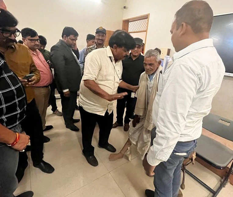 Gwalior News: रत्नागिरि चैरिटेबल ट्रस्ट मुम्बई के सौजन्य से शिविर में प्रथम दिवस 126 दिव्यांगों को लगाए गए कृत्रिम पैर