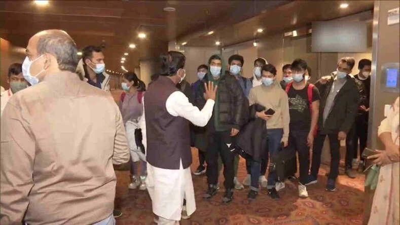 Ukraine Russia Crisis: यूक्रेन में फंसे 183 भारतीय नागरिकों को लेकर बुखारेस्ट से लेकर मुंबई पहुंचा विमान, छात्र बोले- पूर्वी हिस्से में फंसे लोगों को मदद की जरुरत