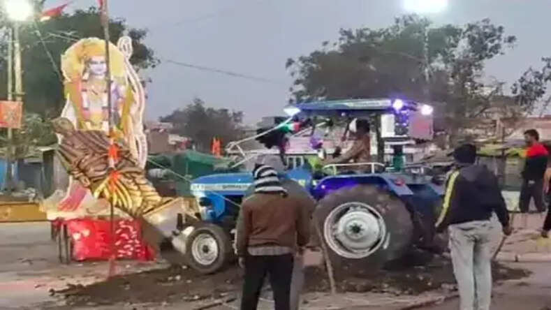 MP News: धार्मिक नगरी उज्जैन में ट्रैक्टर से सरदार पटेल की मूर्ति को गिराया, दो पक्षों में पथराव..