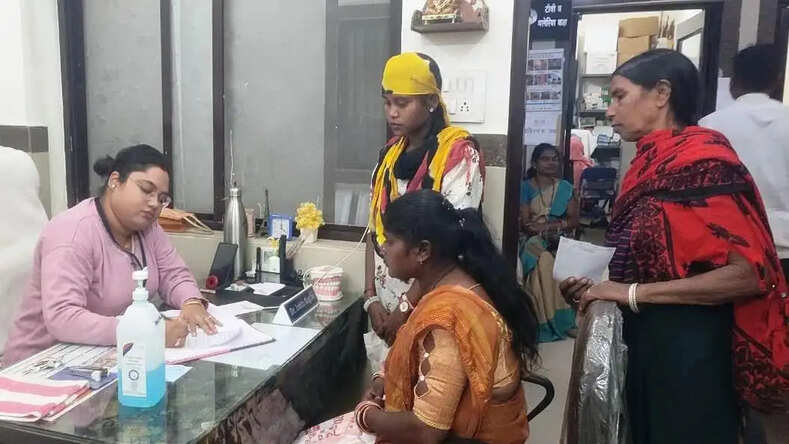CG News: शासन के एक वर्ष पूर्ण होने पर जनादेश परब के अवसर पर नवीन सामुदायिक स्वास्थ्य केन्द्र डोंगरगांव में स्वास्थ्य शिविर संपन्न