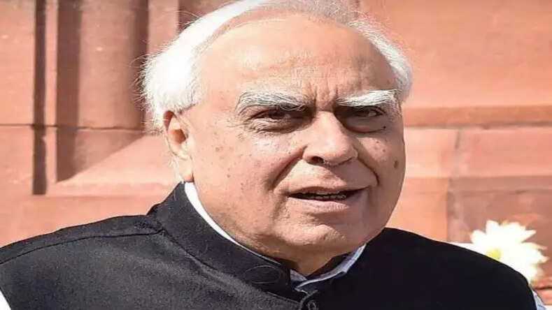 राज्यसभा सदस्य कपिल सिब्बल ने साधा वित्तमंत्री निर्मला सीतारमण पर निशाना, बोले- बेरोजगारी पर चिंता कीजिए