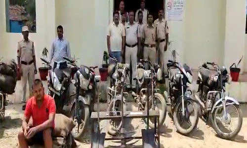 छत्तीसगढ़ के अंबिकापुर में पुलिस ने अवैध कोयला खनन करते एक युवक को 7 बाइक के साथ किया गिरफ्तार