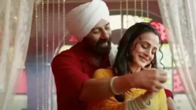 Gadar 2 Movie: 'तारा सिंह' ने 20 साल बाद फिर में मचाया गदर, थिएटर में लगे हिंदुस्तान जिंदाबाद के नारे