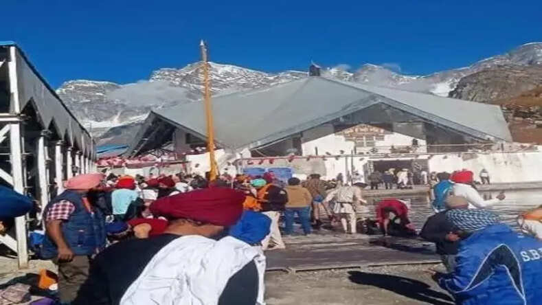 आज से शीतकाल के लिए बंद हुए गुरुद्वारा हेमकुंड साहिब के कपाट