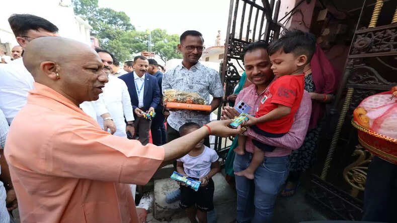 मुख्यमंत्री योगी ने अयोध्या की निषाद बस्ती में मनाई दीपावली, बच्चों को दी मिठाइयां और उपहार