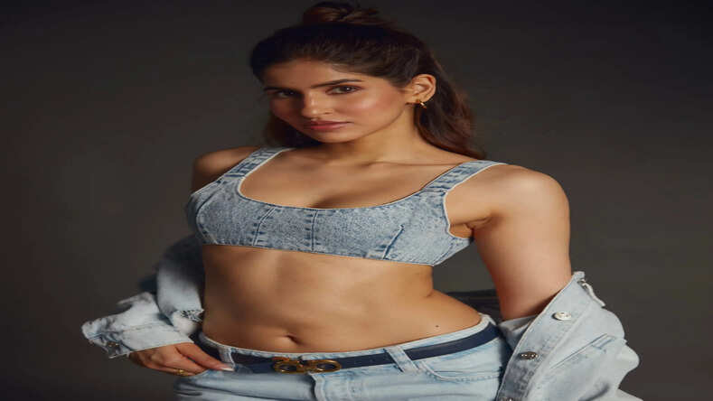 YOUNG AND BOLD AT 24, ACTOR SAKSHI MALIK TAKES CENTER STAGE WITH HER LATEST MUSIC VIDEO “EK MULAQAAT” AFTER A BRIEF HIATUS FROM THE LIMELIGHT