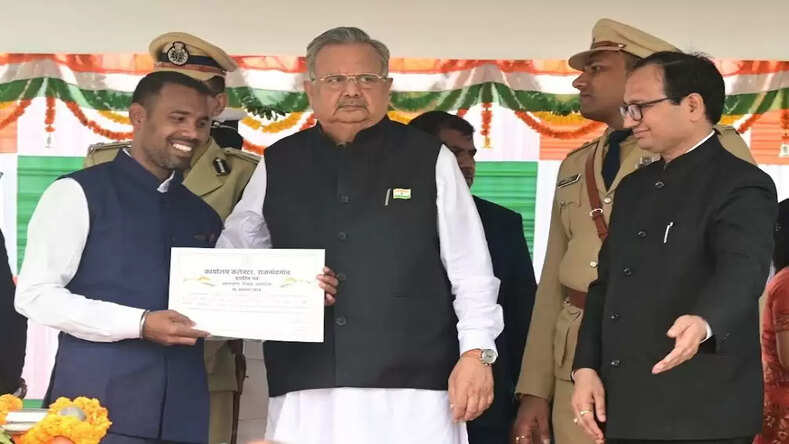 खेलों इंडिया योगासन के राष्ट्रीय रेफरी (तकनीकी अधिकारी) डोमेन्द्र कुमार देवांगन हुए सम्मानित