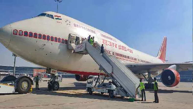 Air India: महिला पर पेशाब करने के मामले में एयरलाइंस पर फूटा गुस्सा, कैप्टन और क्रू को बलि का बकरा मत बनाओ..