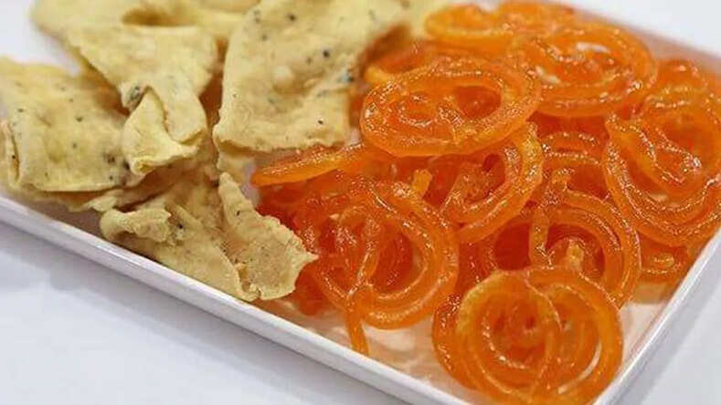 जलेबी गुजरात का लोकप्रिय नाश्ता है और यह वहां का स्ट्रीट फूड&nbsp;