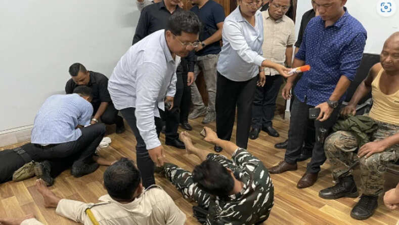 मेघालय के मुख्यमंत्री ऑफिस पर भीड़ ने बोला हमला, 5 सुरक्षाकर्मी घायल, सीएम अंदर-चारों तरफ से भीड़ ने घेरा
