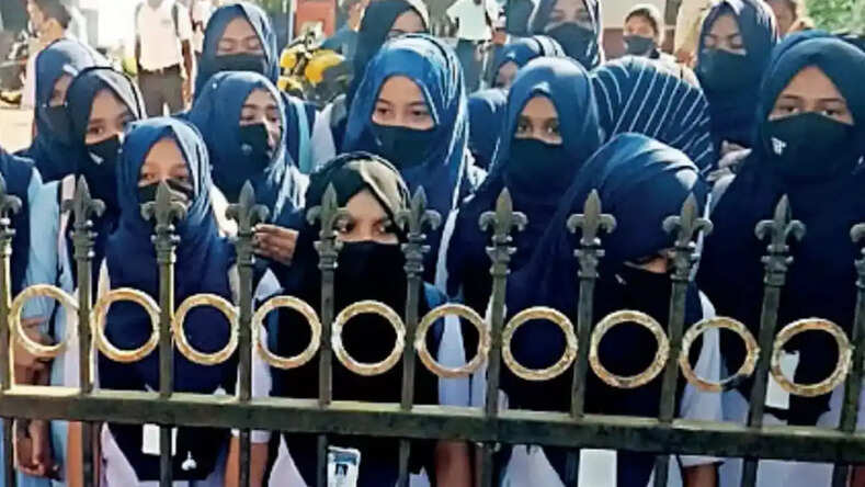 Karnataka Hijab Row: तुमकुर में धारा 144 का उल्लंघन करने पर 10 मुस्लिम लड़कियों पर मामला दर्ज