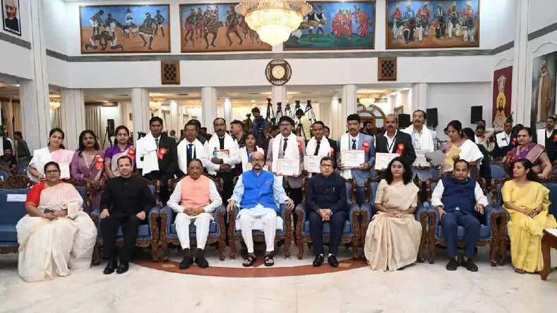 CG News: राज्यपाल रमेन डेका की उपस्थिति में राजभवन में शिक्षक सम्मान समारोह का हुआ आयोजन