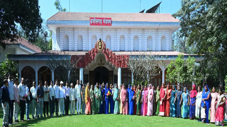 CG News: राज्यपाल के गोद ग्राम टेमरी के ग्रामीणों ने किया लोकभवन का भ्रमण