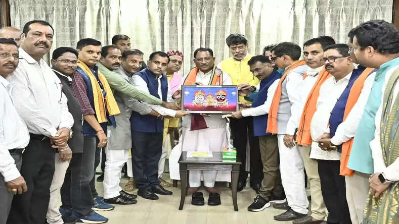Chhattisgarh : बस्तर के ऐतिहासिक ‘गोंचा महापर्व’ का मुख्यमंत्री विष्णु देव साय को आमंत्रण : ‘तुपकी’ भेंट कर किया गया सम्मान