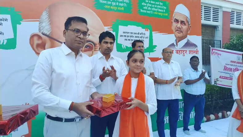 Shahjahanpur News: शाहजहांपुर में हर्षोल्लास से मनी गांधी-शास्त्री जयंती, जिलाधिकारी ने चरखा चलाकर दी श्रद्धांजलि