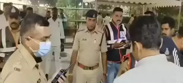  दिल्ली धमाकों के बाद उज्जैन में हाई अलर्ट, चेकिंग करते समय टावर चौक पर तीन युवकों ने बैरिकेड तोड़कर भागने की कोशिश 